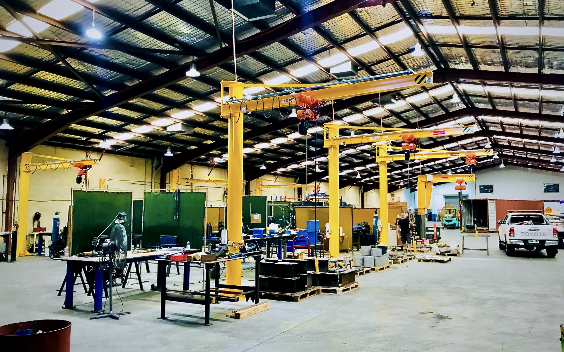 6 Jib Cranes and a 360 degrees jib crane installed in workshop